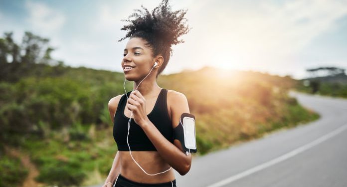 La música ayuda a correr más y mejor a “runners”, según un estudio
