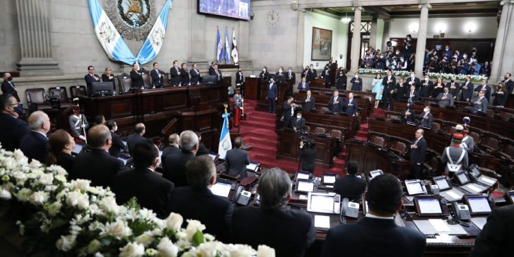 Sesión solemne en el Congreso de la República para conmemorar los 37 años de la promulgación de la Constitución Política de la República