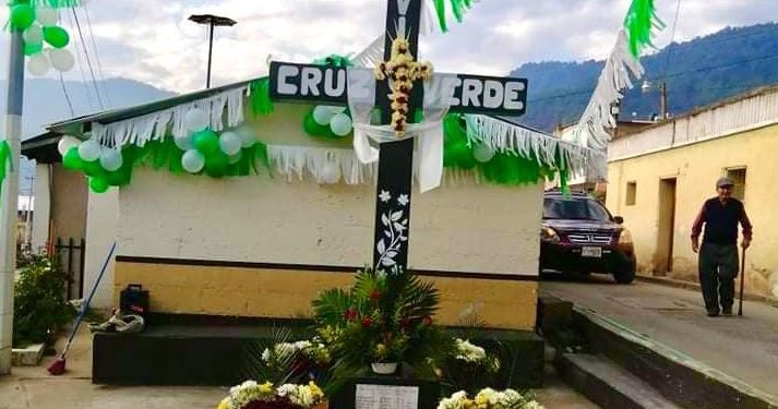 Vecinos de Totonicapán celebran el Día de la Santa Cruz