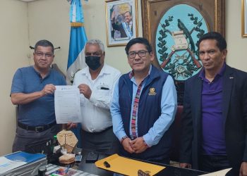 Suscriben cinco convenios para ejecutar obras de desarrollo en Sacatepéquez