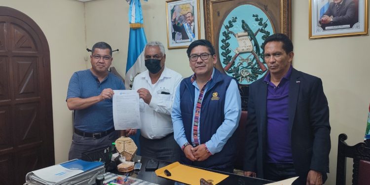 Suscriben cinco convenios para ejecutar obras de desarrollo en Sacatepéquez
