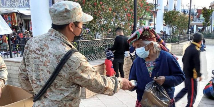 Reservistas militares reconocen labor de las madres de familia