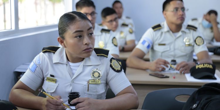 Agentes de la PNC reciben curso de dactiloscopia