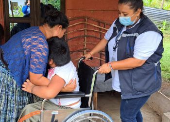 Servicio Social de la SOSEP lleva ayuda a familias de escasos recursos