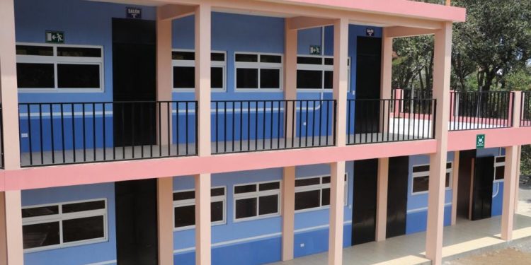 Estudiantes de Santiago Atitlán estrenan instituto