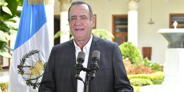 Presidente Alejandro Giammattei felicita a madres guatemaltecas