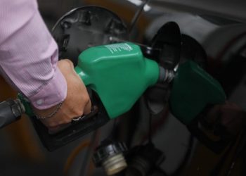Analistas se refieren al alza internacional de los precios de combustibles