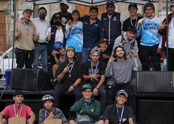 Conjuve entrega reconocimiento a participantes de espectáculo de BMX