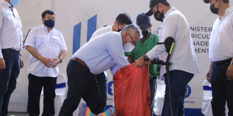 Entregan raciones de alimentos a familias en Santa Rosa