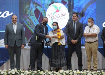 Presidente otorga distinción Sello Blanco a 28 productores guatemaltecos