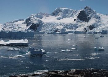 Descubren un gigantesco sistema de aguas subterráneas bajo el hielo antártico