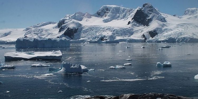 Descubren un gigantesco sistema de aguas subterráneas bajo el hielo antártico