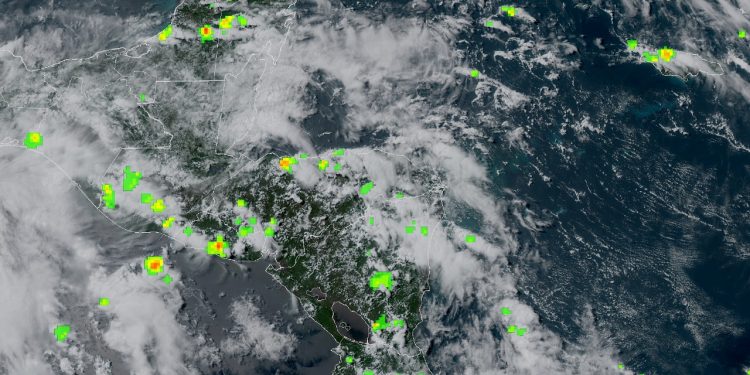 Persisten lluvias acompañadas de actividad eléctrica por la tarde y noche
