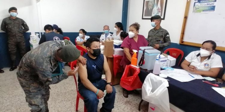 EjÃ©rcito y PNC apoyan jornada integral de vacunaciÃ³n âDefensa por Saludâ