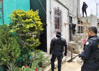 Localizan fusil y pistola durante allanamientos en San Miguel Petapa