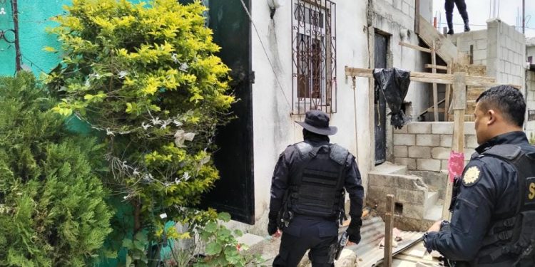 Localizan fusil y pistola durante allanamientos en San Miguel Petapa