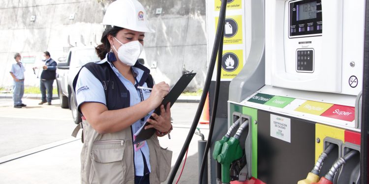 Sancionan a tres gasolineras por no aplicar apoyo social temporal