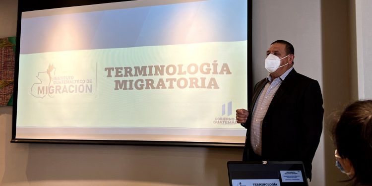 Capacitan a personal de Migración con enfoque en derechos humanos