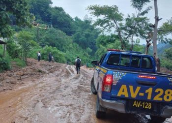 PNC apoya en la remoción de escombros en carreteras por lluvias