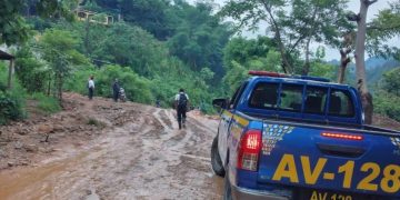 PNC apoya en la remoción de escombros en carreteras por lluvias