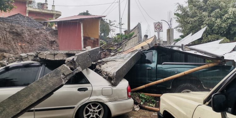 Las lluvias han causado daños en infraestructura pública y privada.