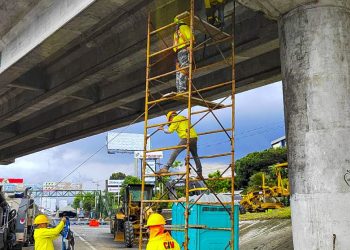Autoridades inspeccionan puente en sector del socavamiento que impide el paso en la ruta al Pacífico.