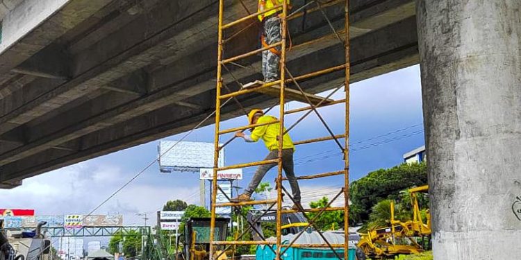 Autoridades inspeccionan puente en sector del socavamiento que impide el paso en la ruta al Pacífico.