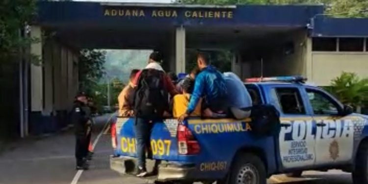 Remiten a Migración a 17 venezolanos por ingreso irregular al país