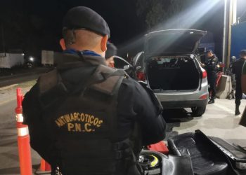 Localizan 60 mil dólares en vehículo