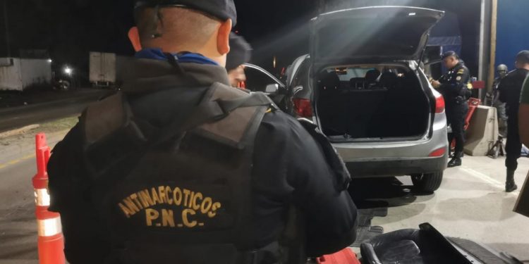 Localizan 60 mil dólares en vehículo