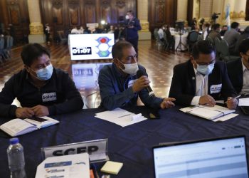 Alcaldes de Sololá exponen solicitudes en mesas de trabajo.