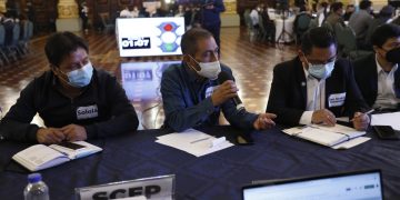 Alcaldes de Sololá exponen solicitudes en mesas de trabajo.