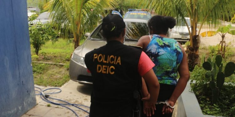 PNC captura a varias personas en allanamiento.