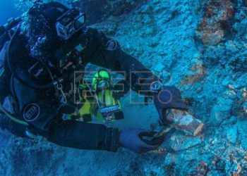 Arqueólogos europeos encuentran una enorme cabeza de mármol en el mar Egeo