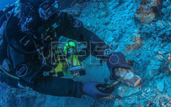 Arqueólogos europeos encuentran una enorme cabeza de mármol en el mar Egeo