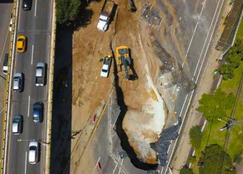 Mandatario informa sobre proceso de instalación de puentes en kilómetro 15 al Pacífico