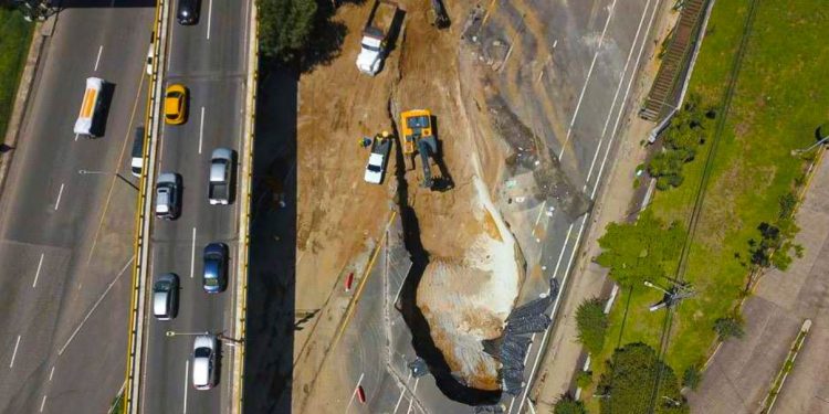 Mandatario informa sobre proceso de instalación de puentes en kilómetro 15 al Pacífico
