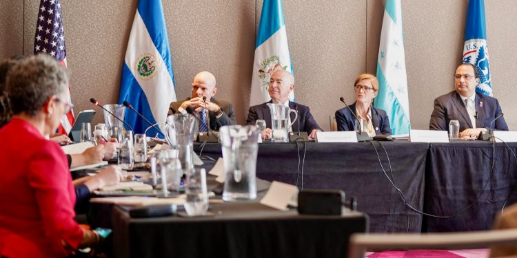 El funcionario se reunió con el Secretario de Seguridad Nacional, Alejandro Mayorkas,