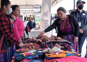 Promueven emprendimiento de familias quichelenses