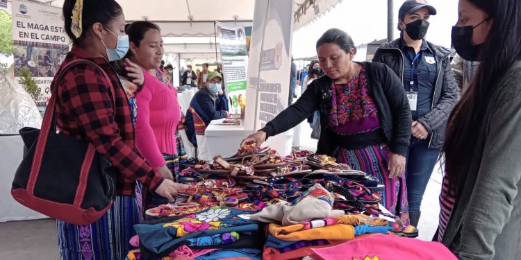 Promueven emprendimiento de familias quichelenses