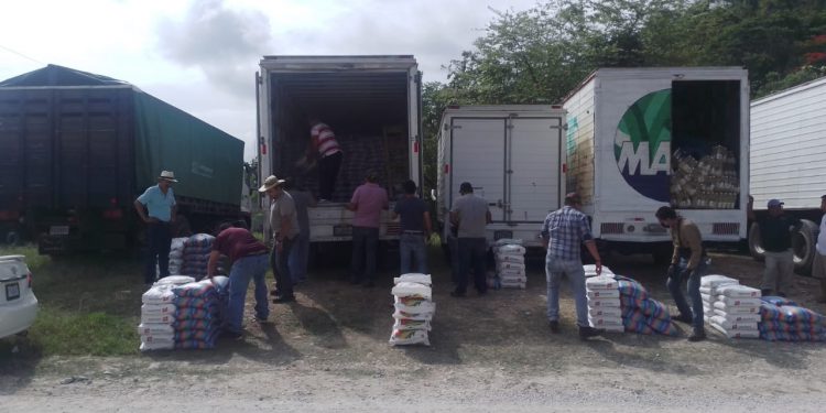 Entrega de alimentos Laguna Larga Petén