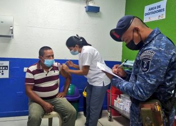 COVID-19: Instan a la población a vacunarse este fin de semana