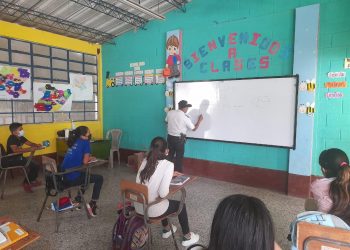 Agentes de la PNC promueven programa escolar Policía tu Amigo