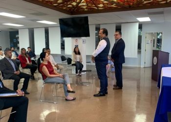 Conversan sobre atención y servicios en consulado en Los Ángeles