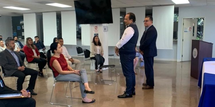 Conversan sobre atención y servicios en consulado en Los Ángeles