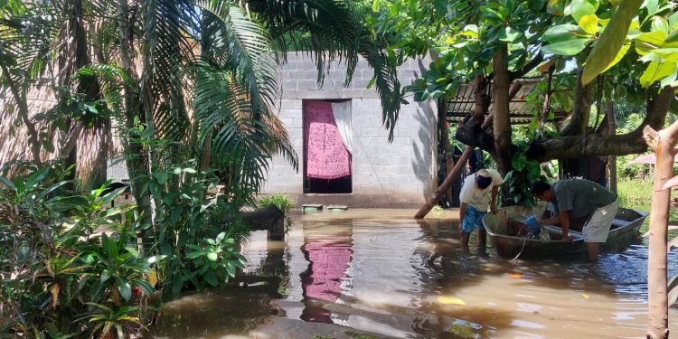 La Conred atiende a familias afectadas por inundaciones.
