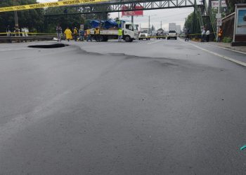 Habilitan ruta alterna para transitar hacia el sur tras socavamiento