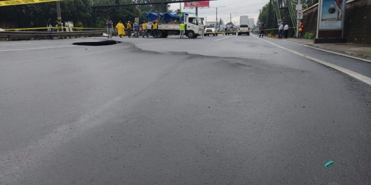 Habilitan ruta alterna para transitar hacia el sur tras socavamiento