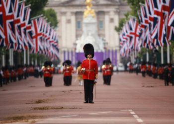 Empieza el desfile militar en el último día del Jubileo de Platino