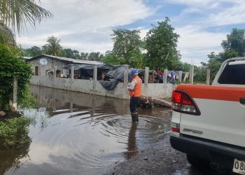 Atienden a damnificados por inundaciones en Escuintla